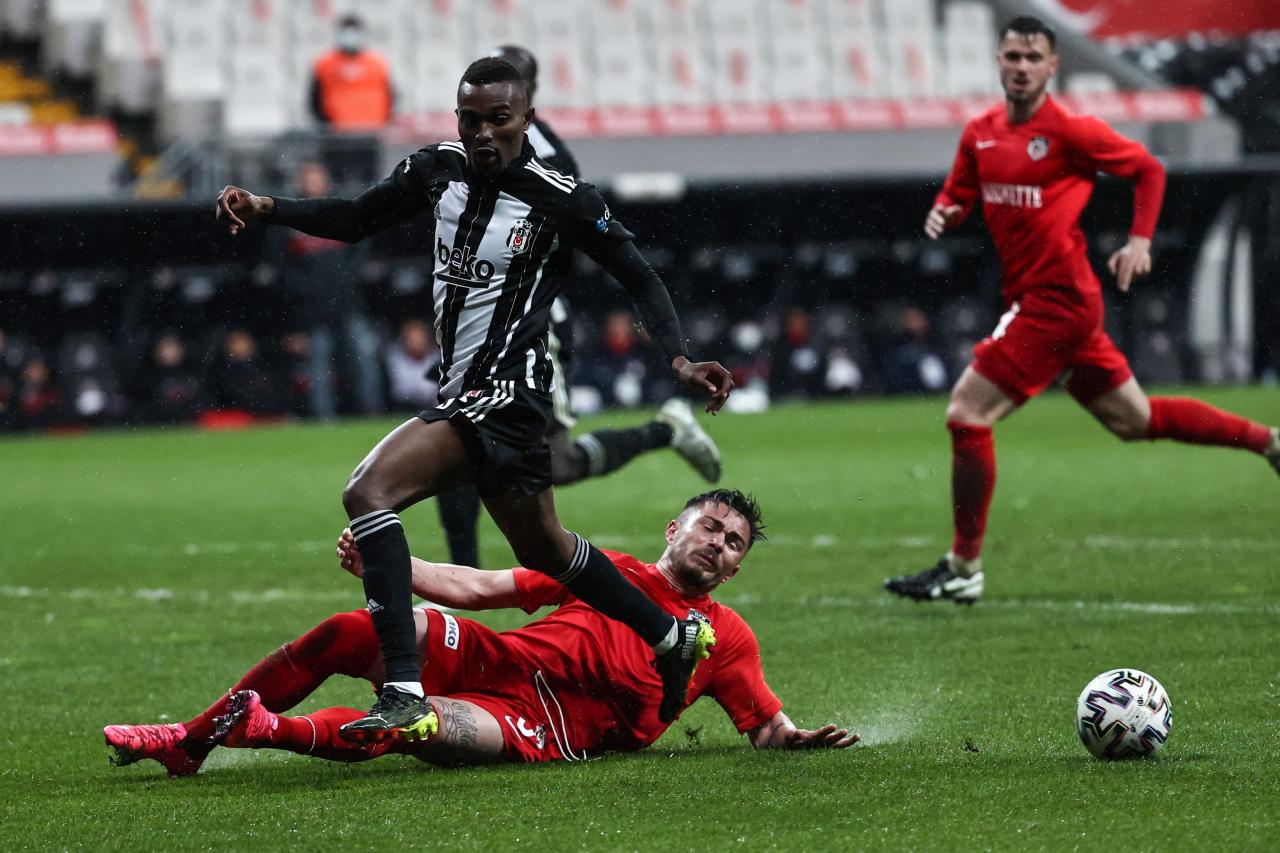 Beşiktaş beats Gaziantep to go top in Turkish Süper Lig | Daily Sabah