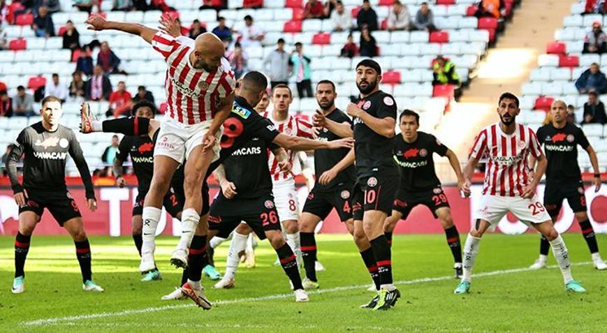 Süper Lig'de nefes kesen maç! Antalyaspor, Karagümrük'ü 2-1 yendi -  Antalyaspor - Spor Haberleri