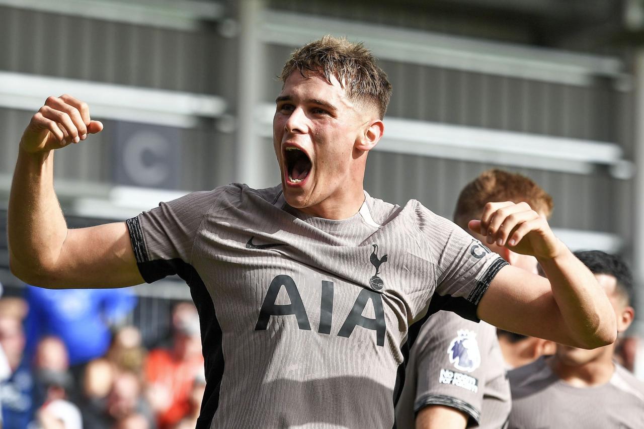 Micky van de Ven: Từ dự bị ở đội hạng hai thành ngôi sao của Tottenham