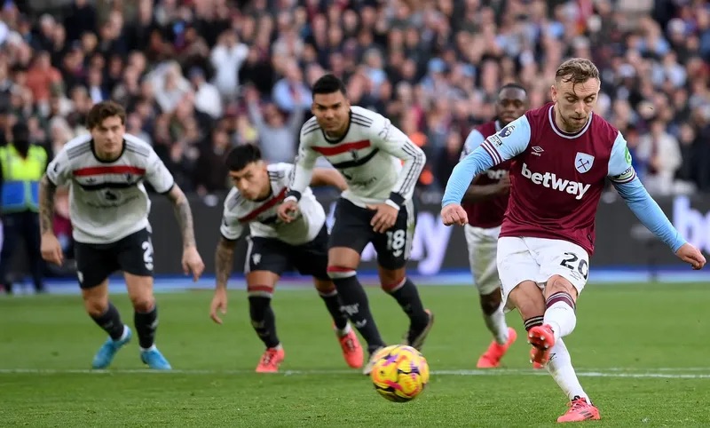 Man United thất bại trên sân West Ham, xuống vị trí 14