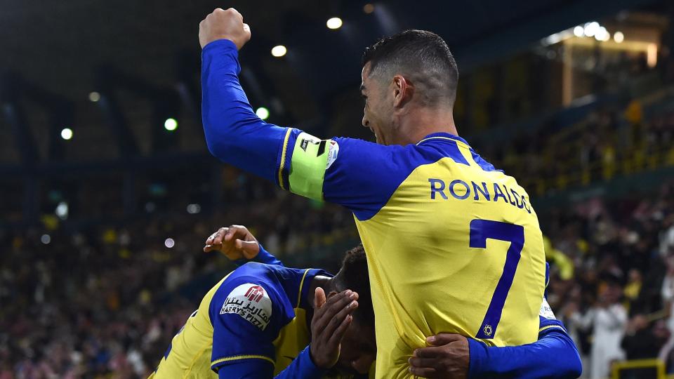 Ronaldo cú đúp kiến tạo, Al-Nassr thắng kịch tính nhờ VAR
