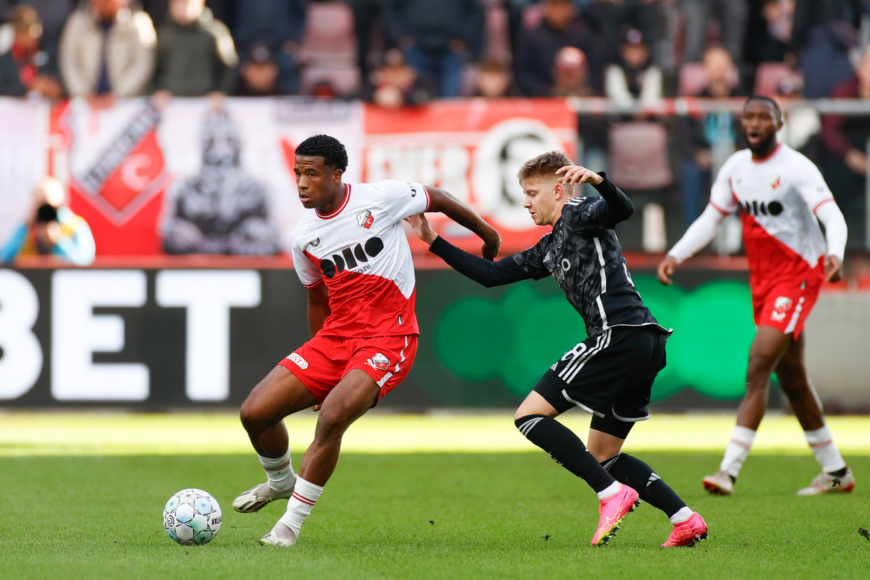 Cơn khủng hoảng của Ajax tiếp diễn