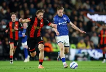 CĐV vỡ mộng vì Quỷ Đỏ MU chieu mo Delap anh 1