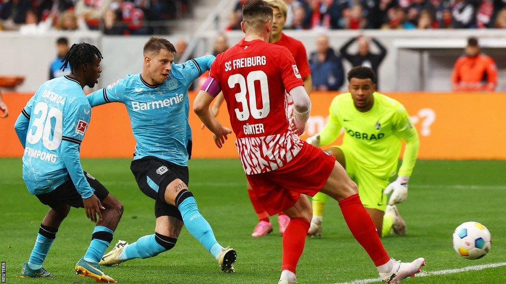 SC Freiburg 2-3 Bayer 04 Leverkusen: Visitors maintain 10-point lead at top  of the Bundesliga - BBC Sport