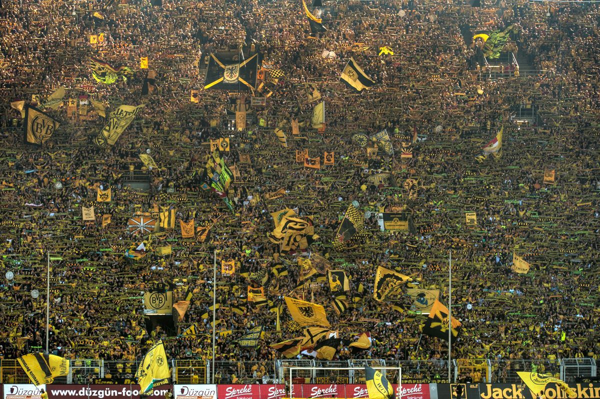 Bức tường vàng của các CĐV Dortmund.
