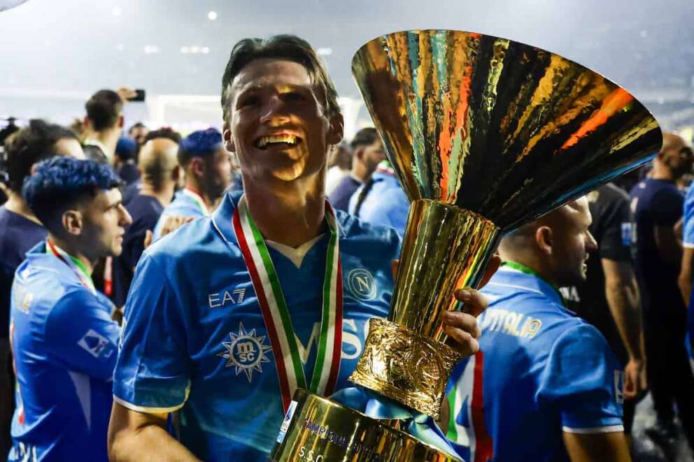 Chi è Scott McTominay, il miglior calciatore del campionato di Serie A:  campione del quarto Scudetto del Napoli