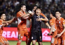 Công Phượng sút hỏng phạt đền Bùi Tiến Dũng hóa "người hùng", Công Phượng nghẹn ngào trong cabin