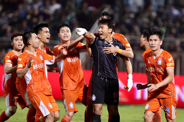 Bùi Tiến Dũng giúp Đà Nẵng trụ hạng V-League