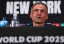 Luis Enrique nắn gân cầu thủ PSG Luis Enrique cảnh báo các cầu thủ PSG trước trận đấu với Chelsea