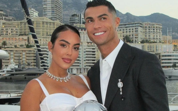Bạn gái Cristiano Ronaldo khoe nhẫn đính hôn?