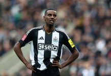 Isak mắc kẹt tại Newcastle