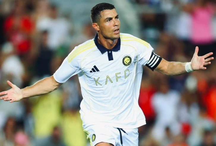 Ronaldo lap hat-trick anh 1