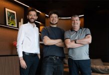 Bộ ba chủ tịch người Singapore sẽ đưa Bầy dơi Valencia bay cao Bộ ba chủ tịch người Singapore Kiat Lim (giữa), HLV Carlos Corberan và CEO Ron Gourlay (phải) sẽ đưa Bầy dơi Valencia bay cao?