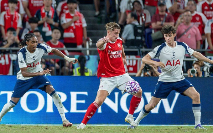 Gyokeres gây nhiều khó khăn cho hàng thủ của Tottenham