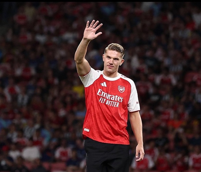 Viktor Gyokeres đã có màn "chào" khán giả Arsenal không hề tệ