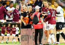 Jarrod Bowen suýt ‘tẩn nhau’ với fan West Ham Jarrod Bowen suýt 'tẩn nhau' với fan West Ham