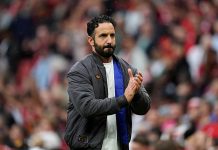 Phil Jones kêu gọi sự ủng hộ cho Amorim Phil Jones kêu gọi sự ủng hộ cho Amorim.