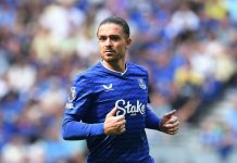 Everton xem xét mua đứt Grealish