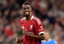 Isak không thể ghi bàn trong trận ra mắt Liverpool