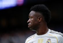 Vinicius ném chai nước, lộ rõ vết nứt với Xabi Alonso