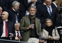 Sir Jim Ratcliffe không thể hài lòng khi MU vẫn loay hoay trước Man City