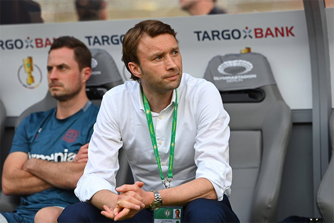 GĐĐH Simon Rolfes của Leverkusen châm chọc Ten Hag sau khi ông này bị sa thải
