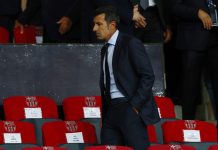 Figo bị CĐV Barcelona la ó