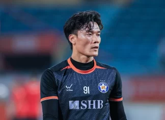 Bùi Tiến Dũng chấn thương nặng, phải rời sân bằng cáng