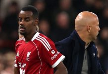 Isak lạc lõng ở Liverpool