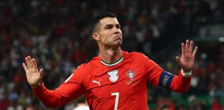 Ronaldo mua lại MU