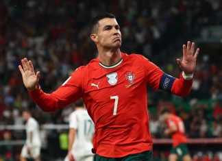 Ronaldo mua lại MU