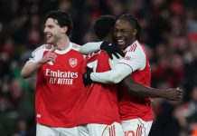 Arsenal vững vàng ở ngôi đầu