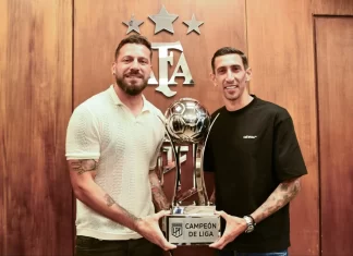 Di Maria nâng cúp vô địch