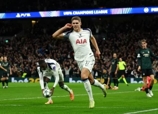Micky van de Ven có bàn thắng để đời ở Champions League