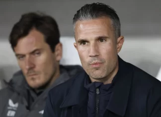 Robin van Persie chịu áp lực lớn sau thất bại của Feyenoord tại Europa League