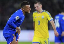 Mbappe bị đau ở trận thắng Ukraine Mbappe bị đau ở trận thắng Ukraine
