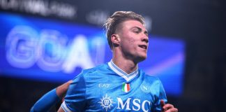 Hojlund muốn ở lại Napoli