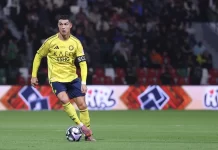 Ronaldo ghi bàn bằng lưng
