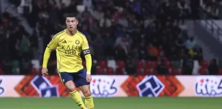 Ronaldo ghi bàn bằng lưng