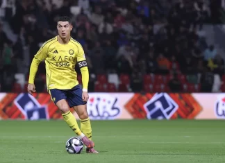 Ronaldo ghi bàn bằng lưng