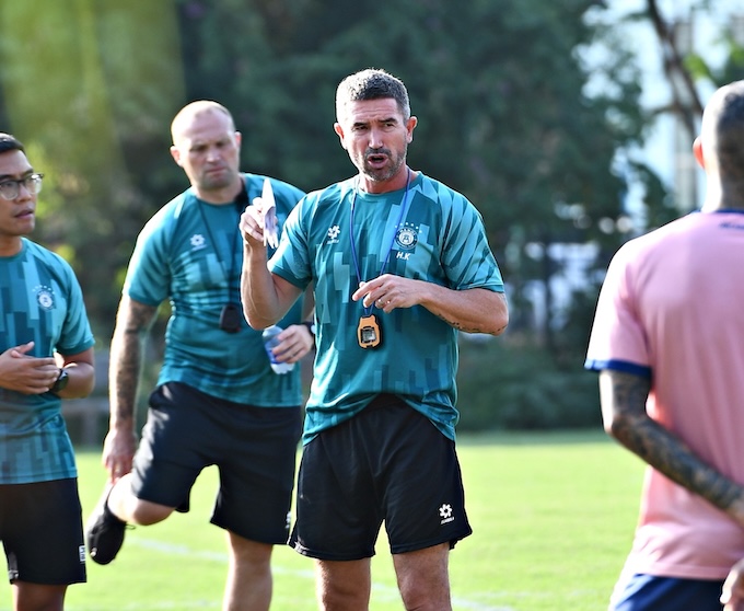 HLV Harry Kewell có thể giúp Hà Nội hồi sinh ở giai đoạn còn lại của mùa giải? Ảnh: Minh Dân