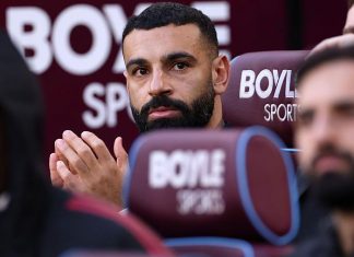 Salah sẽ rời Liverpool vào ngày 15/12 tới Nét mặt Salah không vui khi ngồi dự bị