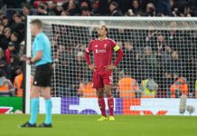 Van Dijk đang không làm tốt vai trò thủ lĩnh của Liverpool Van Dijk không phải mẫu đội trưởng mà Liverpool cần!