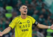 CĐV chế giễu Ronaldo với pha bỏ lỡ khó tin