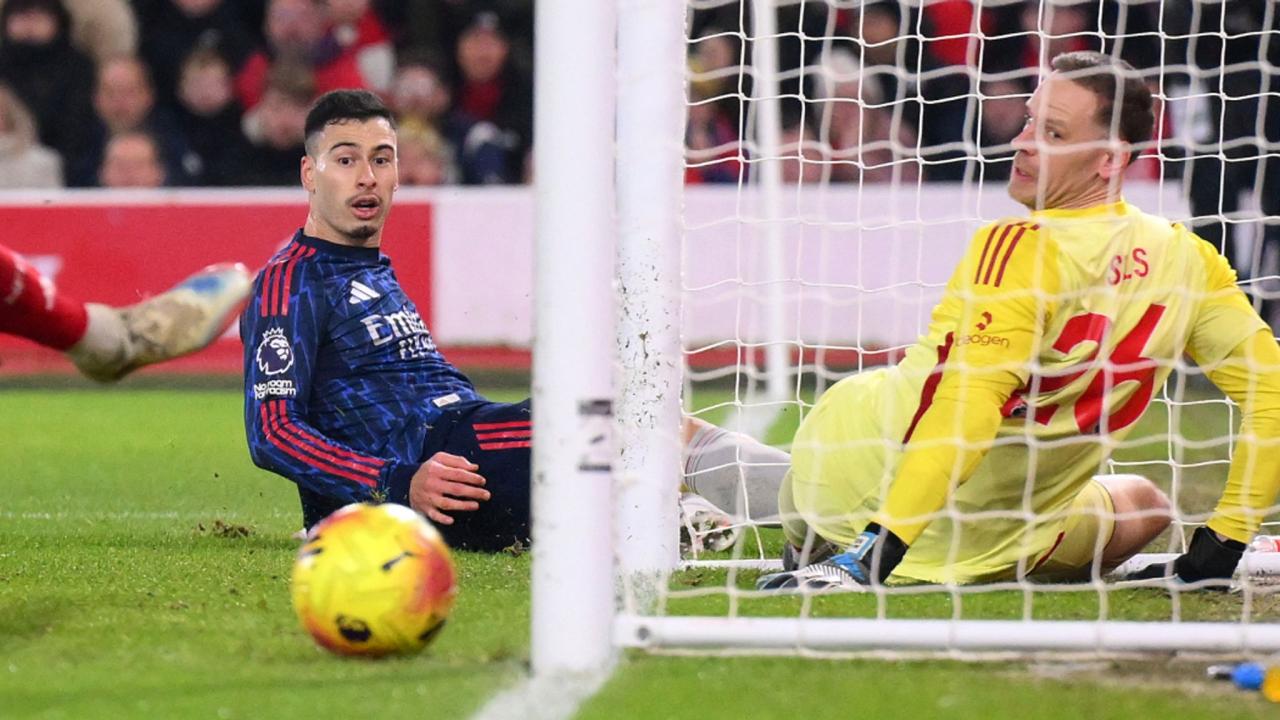 Martinelli sút bóng chệch khung thành bên phải trong gang tấc minh họa cho việc Arsenal bỏ lỡ cơ hội ghi bàn ở trận này