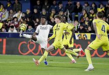 Vinicius nhảy múa trước các hậu vệ của Villarreal Vinicius nhảy múa trước các hậu vệ của Villarreal