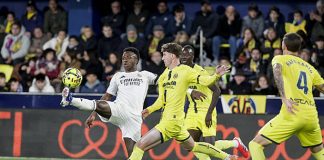 Vinicius nhảy múa trước các hậu vệ của Villarreal Vinicius nhảy múa trước các hậu vệ của Villarreal