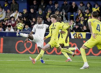 Vinicius nhảy múa trước các hậu vệ của Villarreal Vinicius nhảy múa trước các hậu vệ của Villarreal
