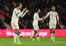 Van Dijk vướng chỉ trích Virgil van Dijk (trái) của Liverpool từng là trung vệ hay nhất thế giới