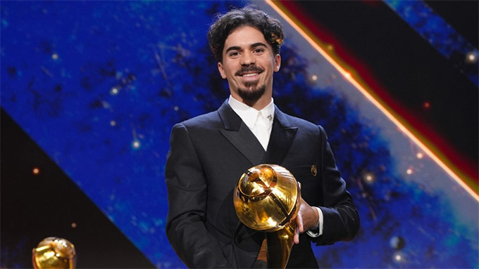 Vitinha vừa được Glober Soccer trao danh hiệu Tiền vệ xuất sắc nhất năm 2025